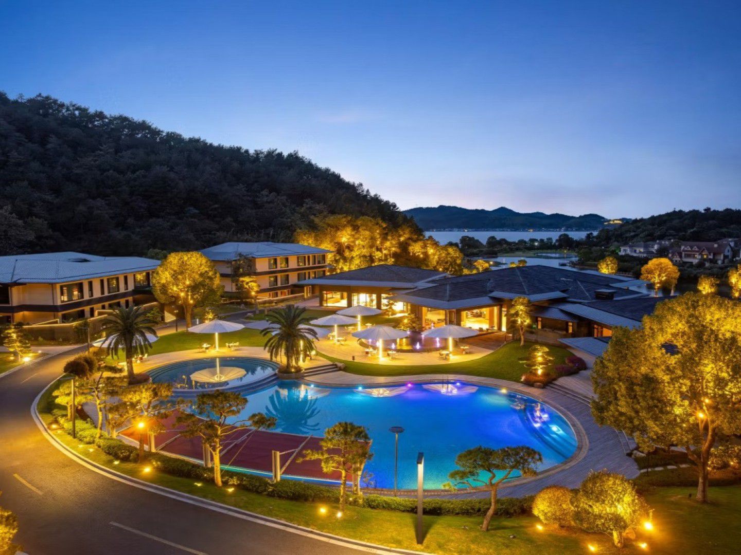 Фасад отеля и бассейн voco Ningbo Dongqian Lake.